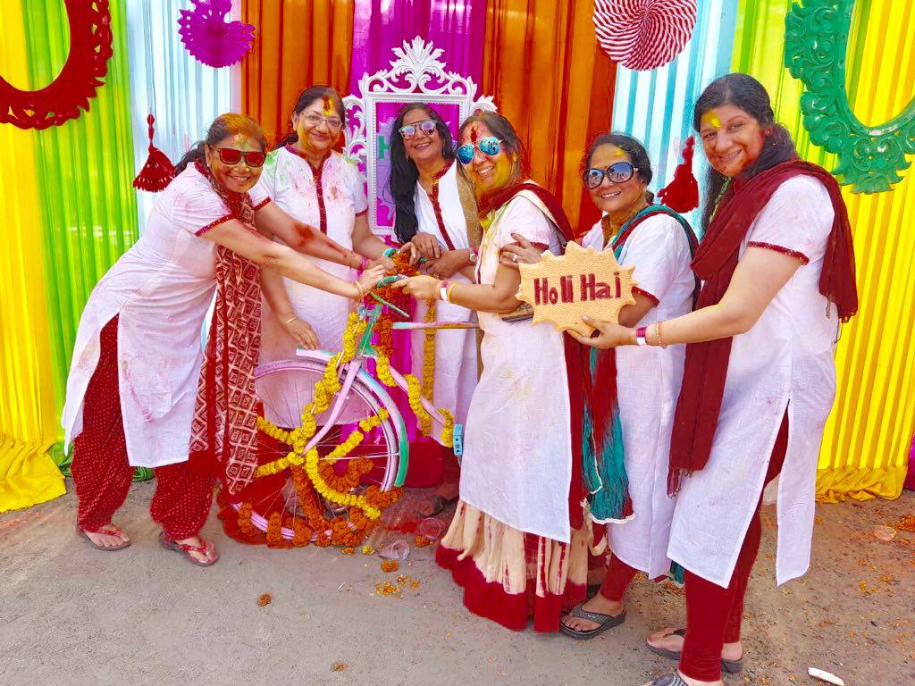 "Holi ke rang, Desh ke sang"